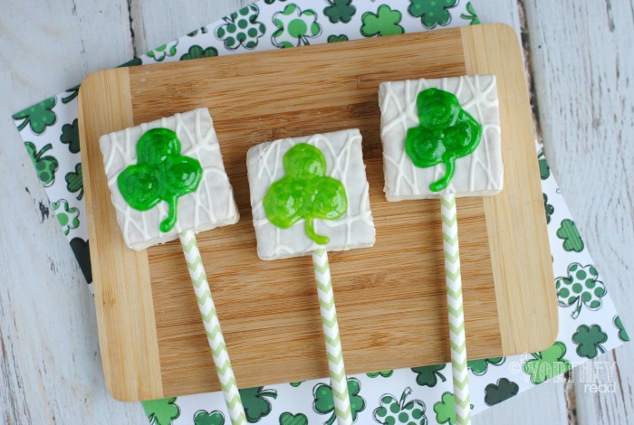 Easy recipe for a fun St. Patrick's Treat- How to Make Fun and Easy Shamrock Cake Heart Pops