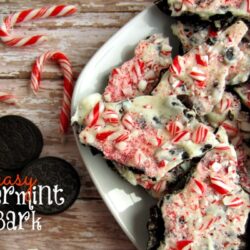 Easy Peppermint Oreo Bark Recipe. Great for a Christmas Treat. Peppermint recipes are big around the holiday and this easy recipe will be great for a gift idea as well. Pin this easy peppermint bark recipe now!