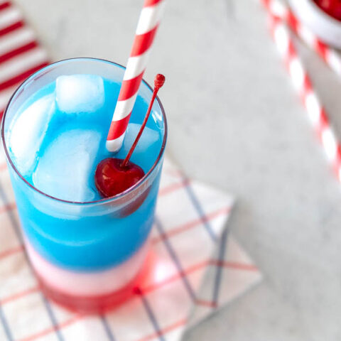 Как сделать красно-бело-синий слоистый напиток