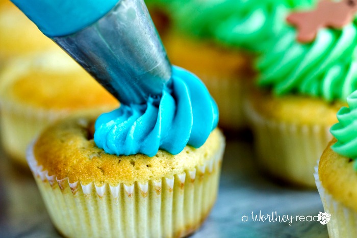 Don’t you wonder how expert bakers get their cookies and cupcakes to look so amazing? In order to achieve picture perfect results, you have to be trained in the culinary arts, correct? Wrong! The secret is some tricky little kitchen hacks that can turn any baked good into a work of art. Take a peek below at our top frosting tips for making your next cupcake or cake! Kitchen Hacks: 6 Frosting Tips For Every Baker Should Know