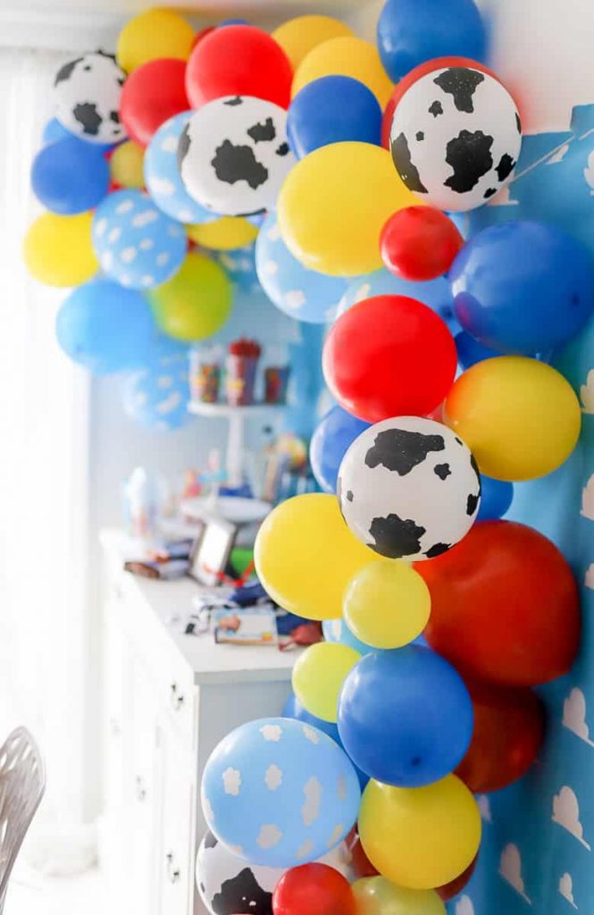 How to assemble a Toy Story Balloon Garland for a party