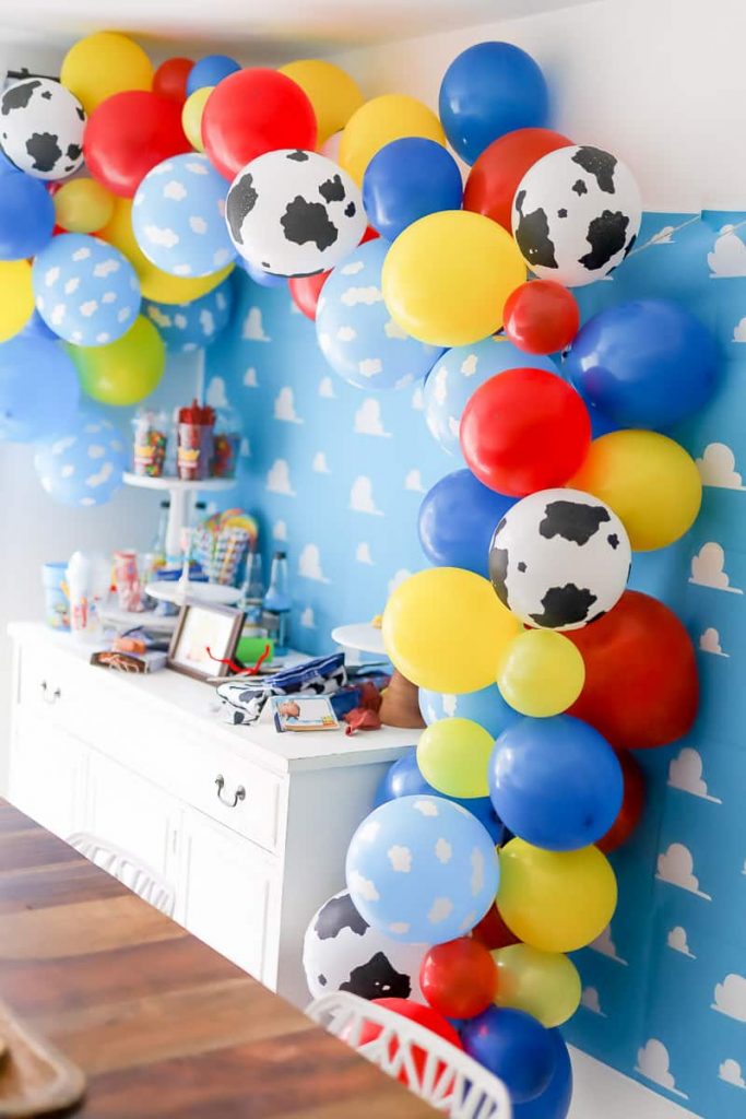 How to assemble a Toy Story Balloon Garland for a party