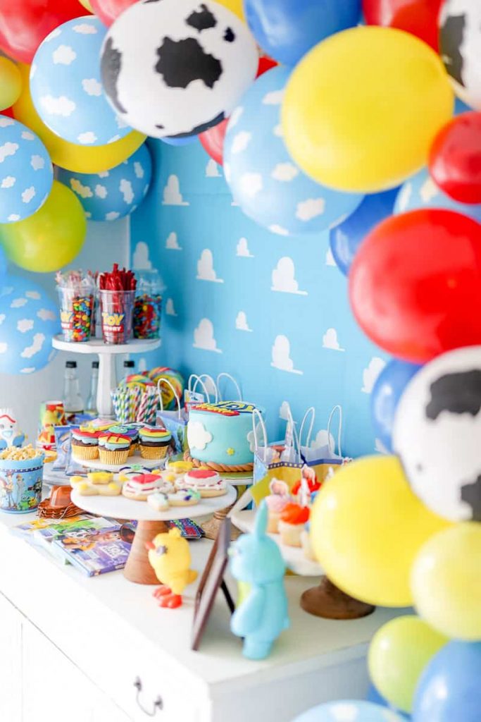 How to assemble a Toy Story Balloon Garland for a party
