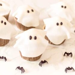Get ready to celebrate all things Halloween with these super cute Ghost Cupcakes. A treat that is sure to be a winner, these Halloween cupcakes is just what you need to make for your Halloween party or Halloween class party.