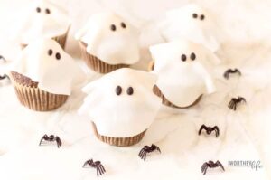 Get ready to celebrate all things Halloween with these super cute Ghost Cupcakes. A treat that is sure to be a winner, these Halloween cupcakes is just what you need to make for your Halloween party or Halloween class party.