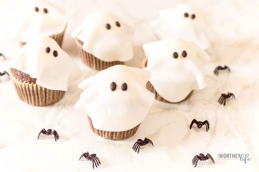 Get ready to celebrate all things Halloween with these super cute Ghost Cupcakes. A treat that is sure to be a winner, these Halloween cupcakes is just what you need to make for your Halloween party or Halloween class party.