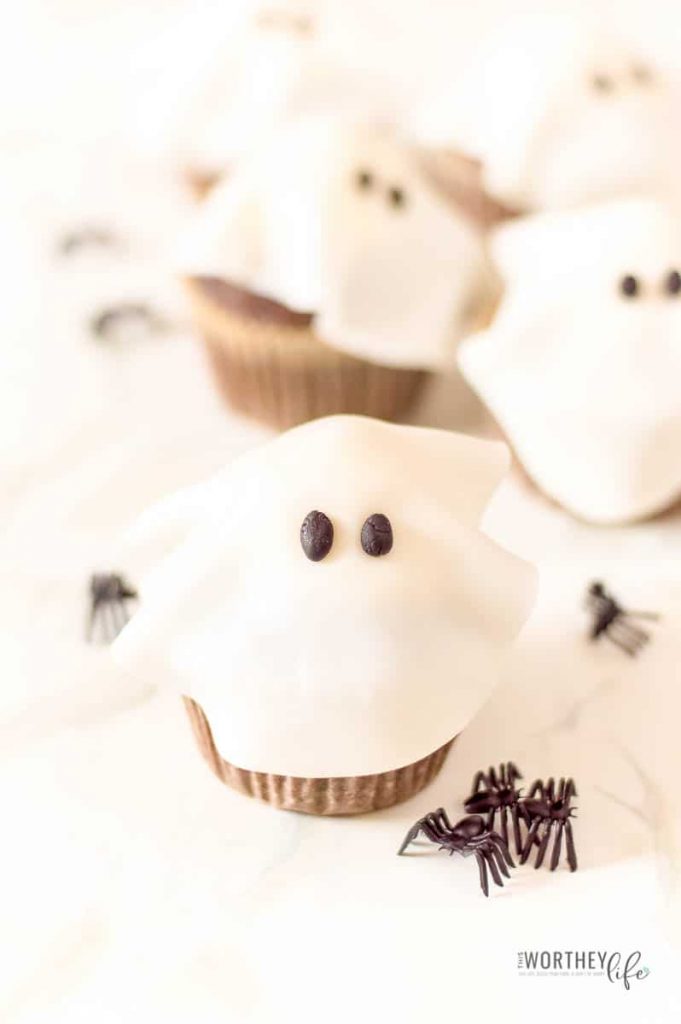 Get ready to celebrate all things Halloween with these super cute Ghost Cupcakes. A treat that is sure to be a winner, these Halloween cupcakes is just what you need to make for your Halloween party or Halloween class party.