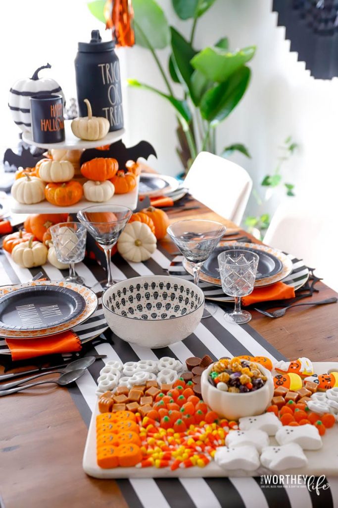 Halloween Black and white table decor idea