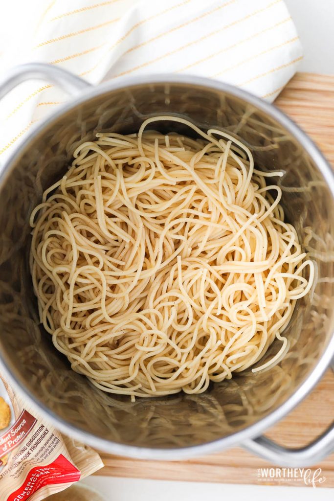 cooked spaghetti pasta in pot