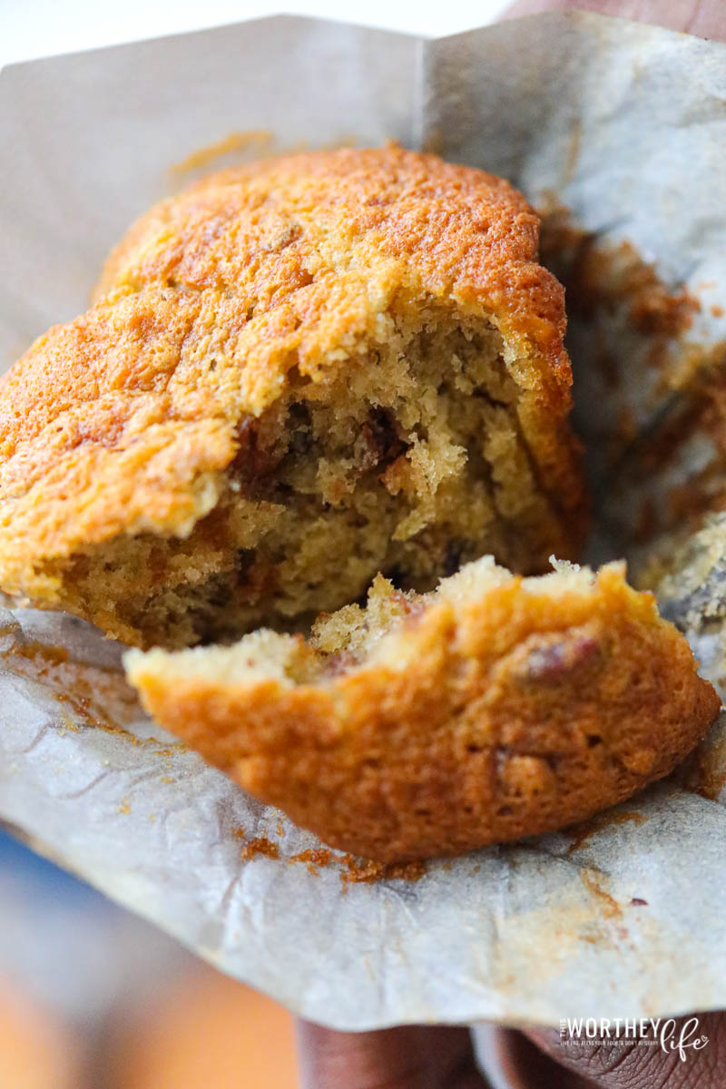 how to make delicious and easy banana bread muffins