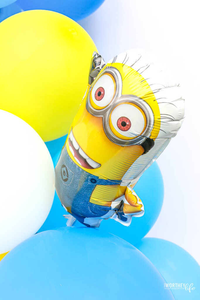 Assembling the Minions Balloon Garland