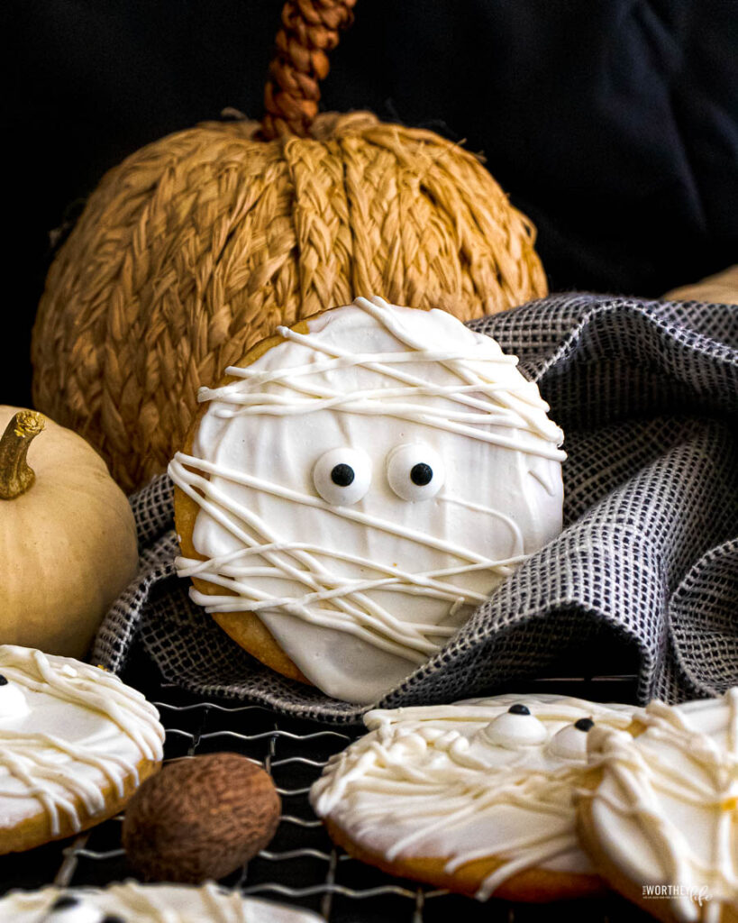 Mummy Shortbread Cookies with Vanilla and Cinnamon 