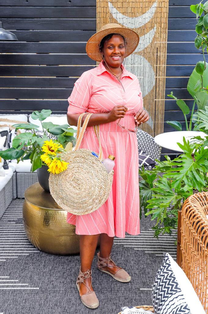 woman head out with summer bag 