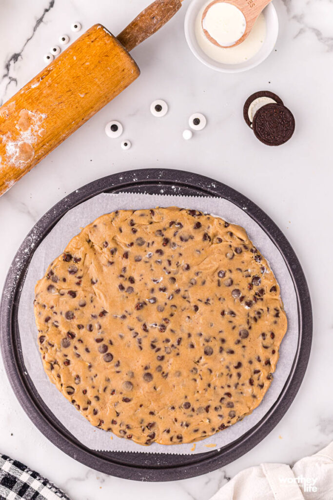 cookie dough on a pizza pan