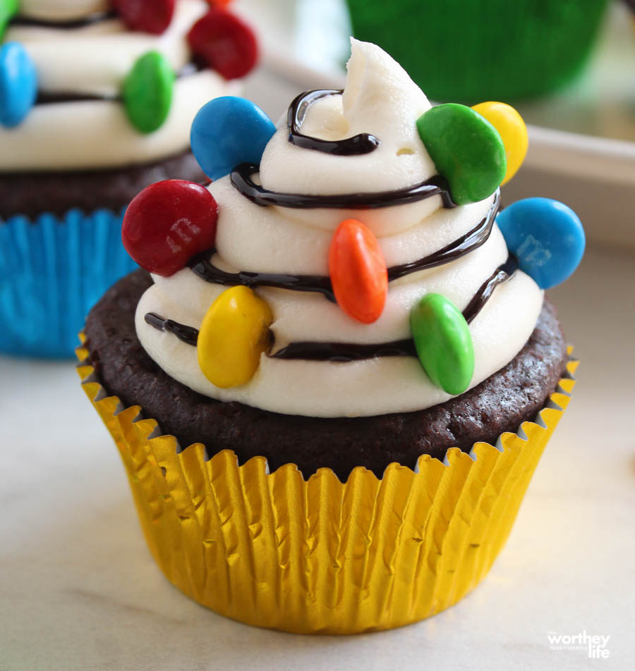 christmas cupcakes decorated to look like a tree