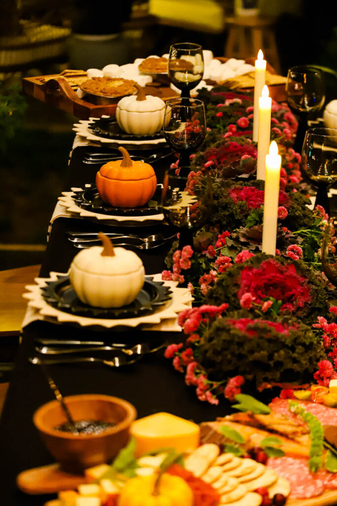 purple black and white tablescape idea for thanksgiving