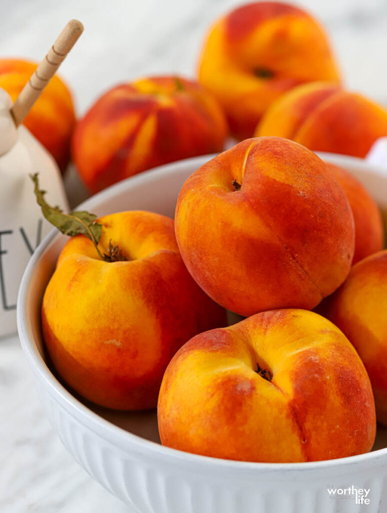 a bowl of fresh ripe peaches