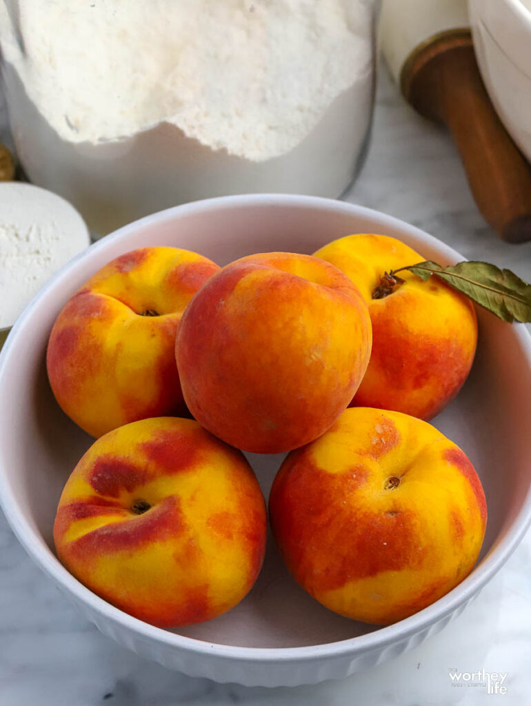 a bowl of ripe juicy peaches