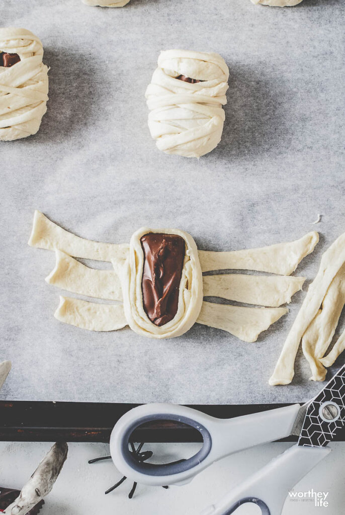 how to make a mummy with crescent rolls on baking sheet