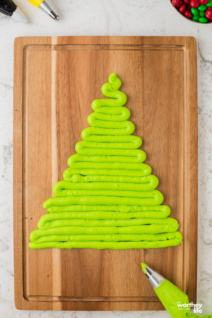 Creating a Christmas tree with buttercream frosting 