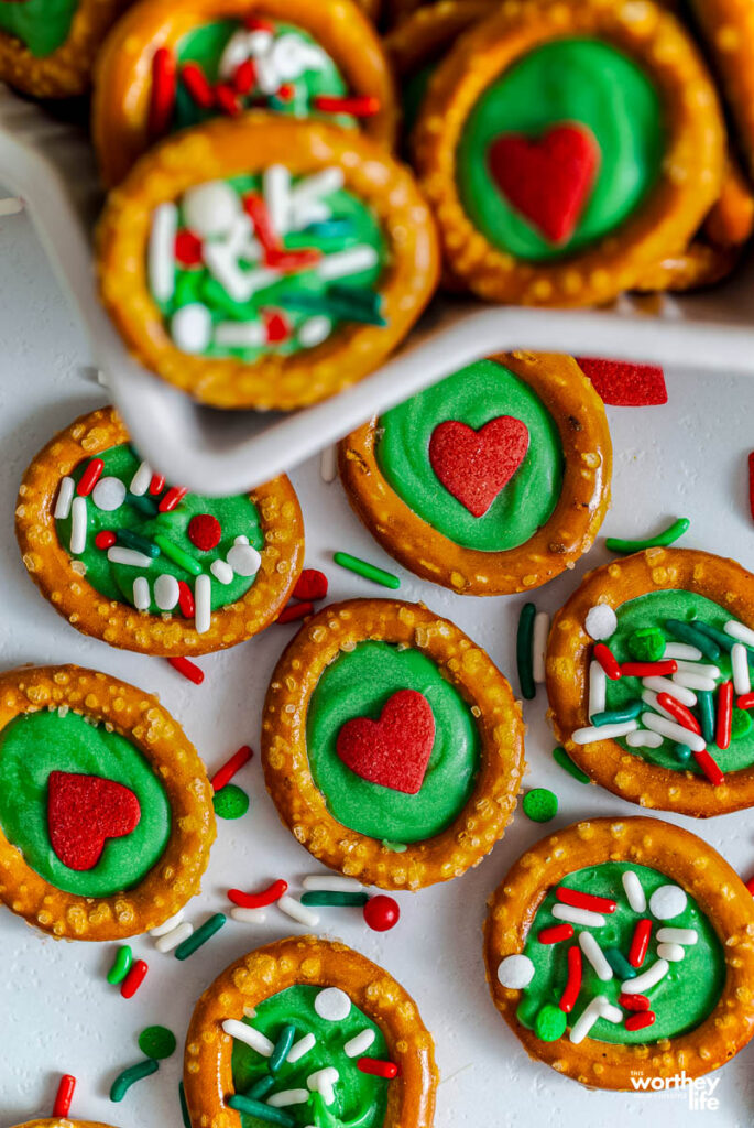 how to make Grinch Pretzel Rings